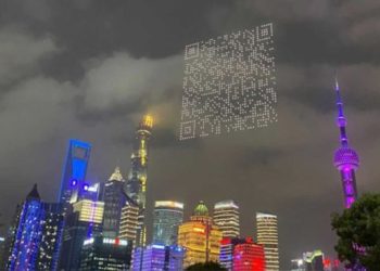 Código QR gigante en el cielo