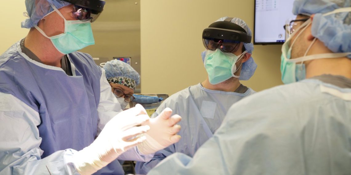 Realizan en Boston primera cirugía con realidad aumentada