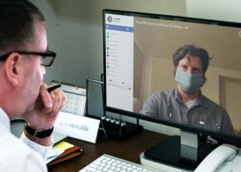 Doctores estadounidense realizan telemedicina contra el covid-19