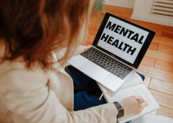 Trabajadores temen empeorar su salud mental al regresar a oficinas