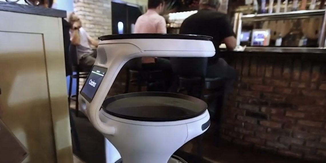 robot-mesero-atiende-restaurante-cubano-miami