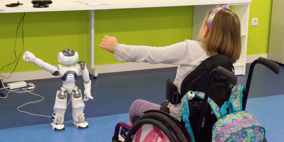 Robots ayudan a niños con lesión medular