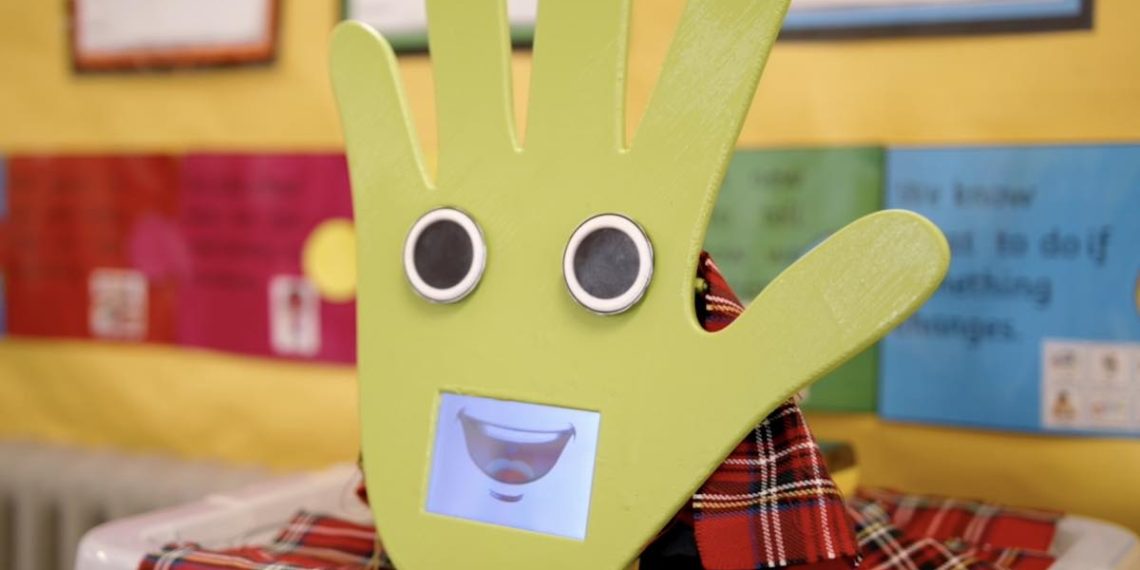 wallbo-mano-robot-escuelas-glasgow