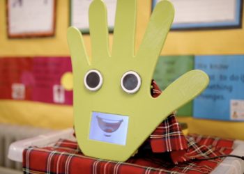 wallbo-mano-robot-escuelas-glasgow