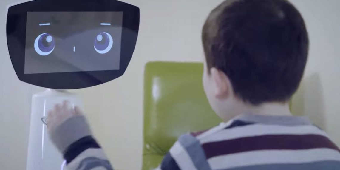 robin-robot-ninos-hospital-mattel-ucla-video