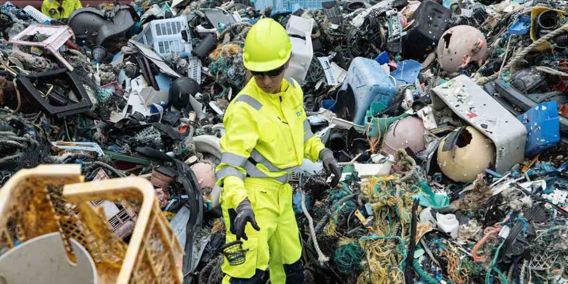 System 002 es el nombre del proyecto que removió 9 toneladas de plástico del mar; el plástico fue recopilado de The Great Pacific Garbage.