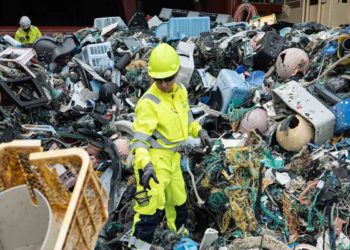 System 002 es el nombre del proyecto que removió 9 toneladas de plástico del mar; el plástico fue recopilado de The Great Pacific Garbage.