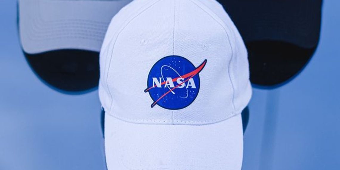 estudiante-nasa-venta-gorras-viaje 1