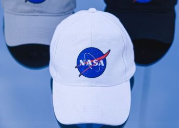 estudiante-nasa-venta-gorras-viaje 1