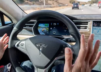 Autopilot de Tesla genera más dudas que beneficios de su uso