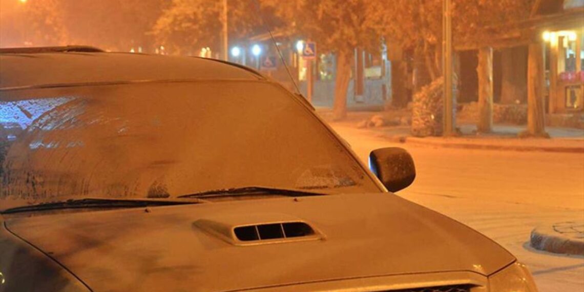ceniza-volcanica-retirar-automovil-popocatepetl
