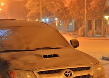 ceniza-volcanica-retirar-automovil-popocatepetl