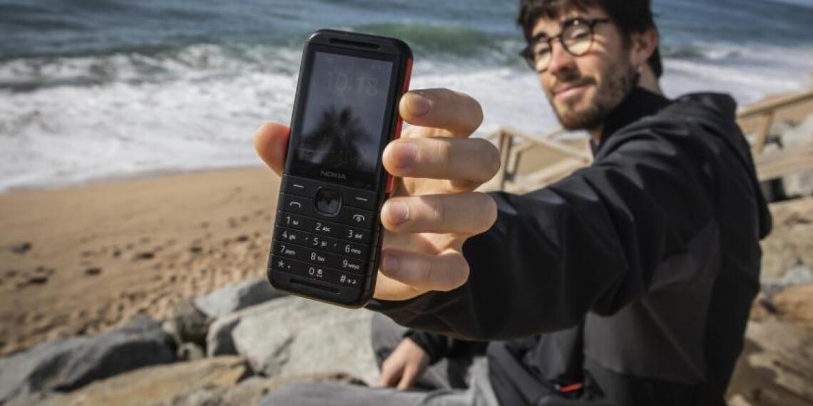 Vuelven los teléfonos “tontos” contra la hiperconexión