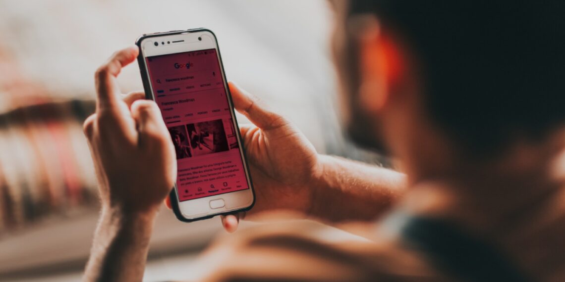 5 razones para no dormir junto a tu celular