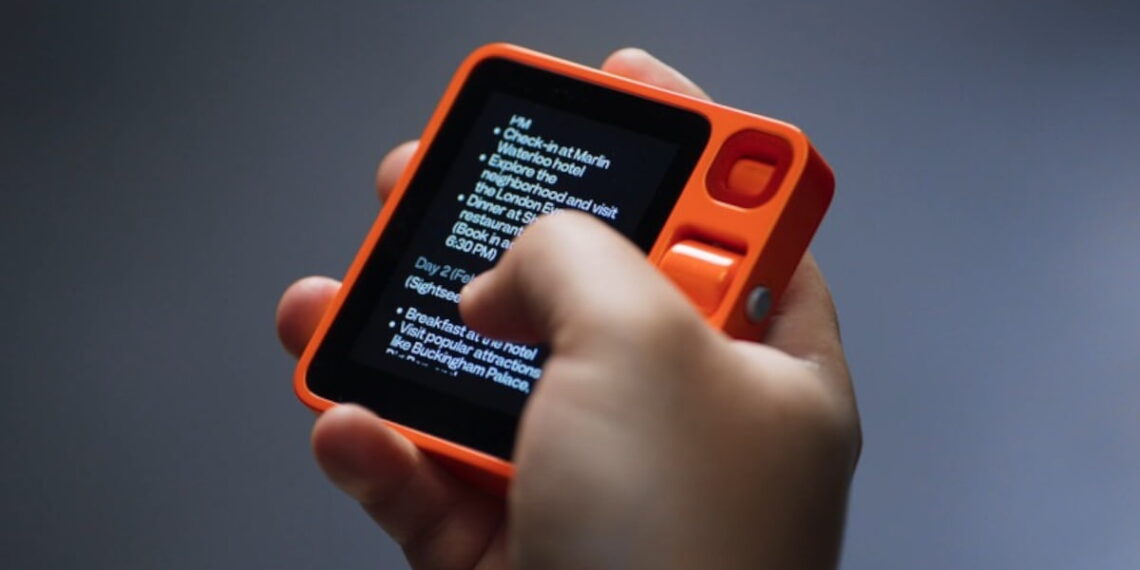 Rabbit R1, el gadget que quiere acabar con los smartphones para siempre