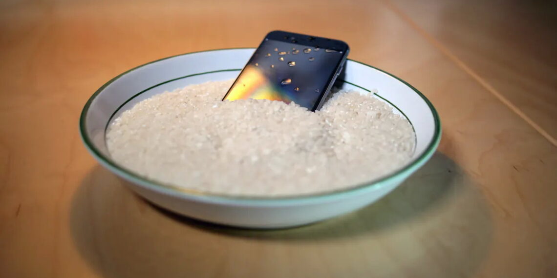 No deberías meter tu iPhone en arroz si se moja: Apple