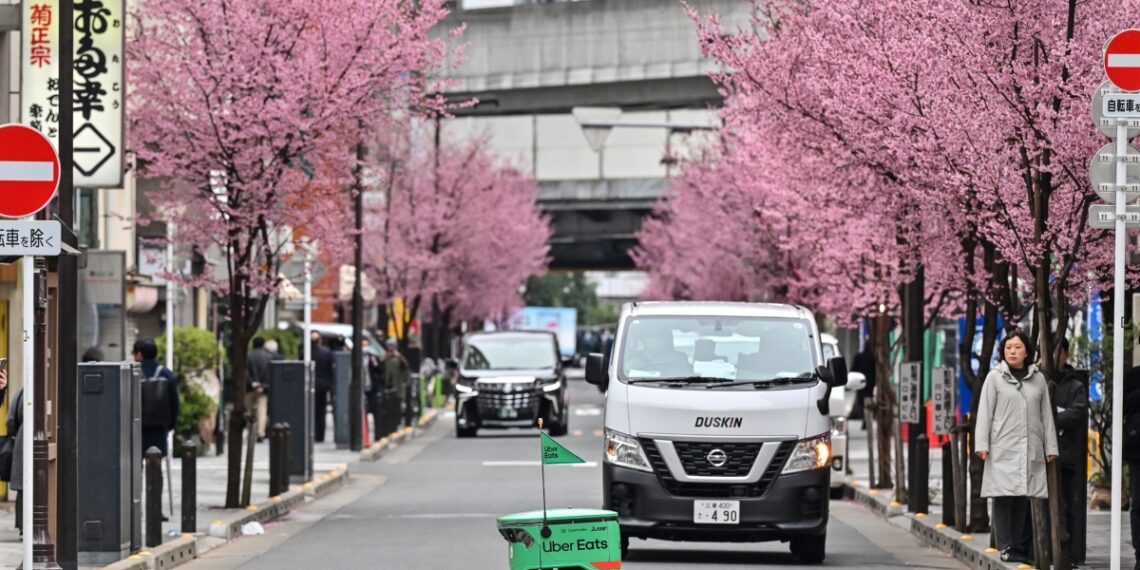 Uber eats ya entrega con robots en Tokio