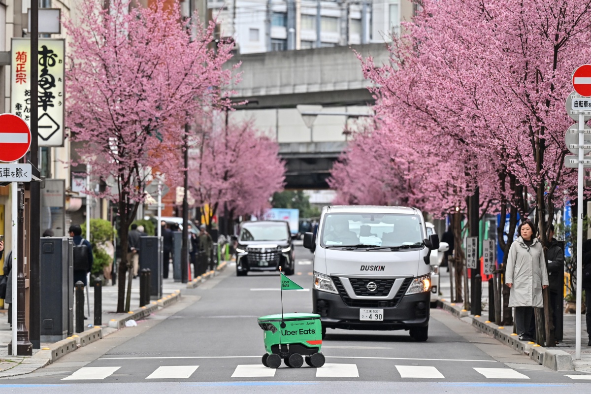 Uber eats ya entrega con robots en Tokio